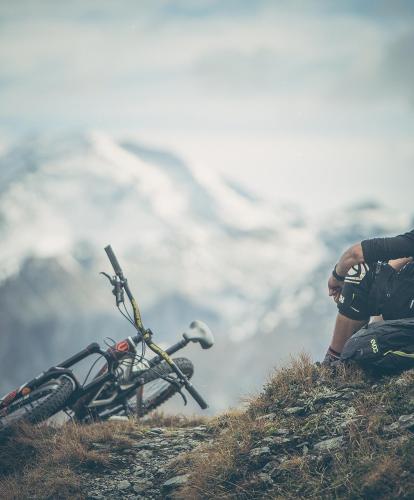 Ein Mountainbiker genießt die Aussicht