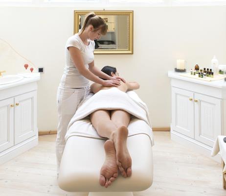 Una donna riceve  un massaggio
