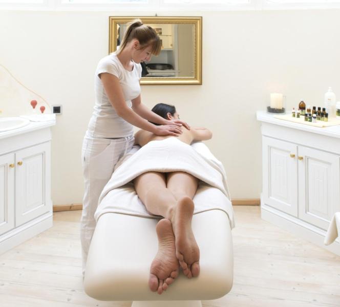 Una donna riceve  un massaggio