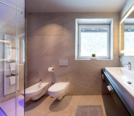 Bathroom with shower, double washbasin, toilet and bidet - Family room Superior