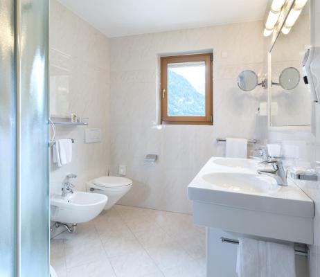 Bathroom with shower, double washbasin, toilet and bidet - Suite Jasmin