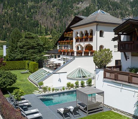 Hotel Wiesnerhof with pool and garden