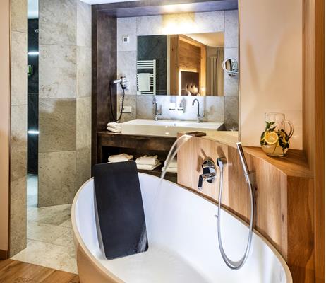 Badezimmer mit freistehender Badewanne - Suite Wiesen