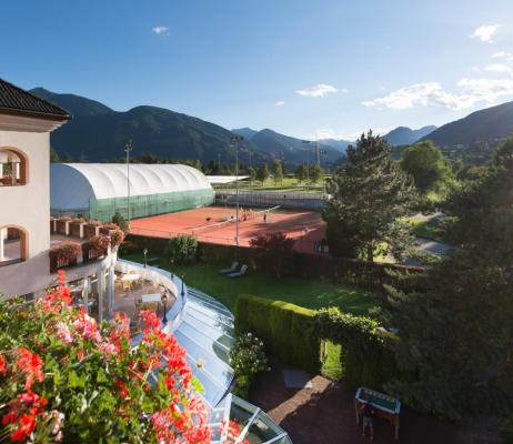 Hotel Wiesnerhof with terrace, garden and tennis court
