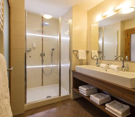 Bagno con doccia e doppio lavabo - Suite Panorama