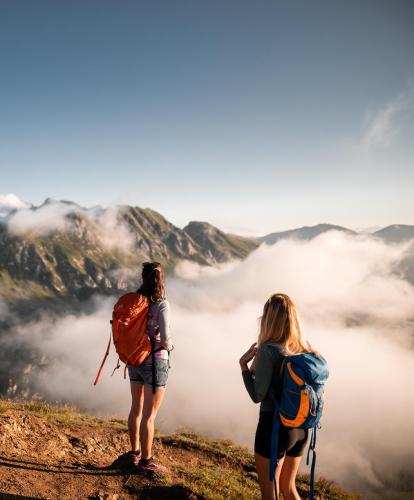 Zwei Frauen betrachten die Berge