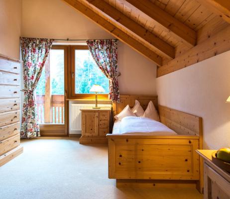 Camera da letto con due letti singoli e un balcone - Suite Margheria