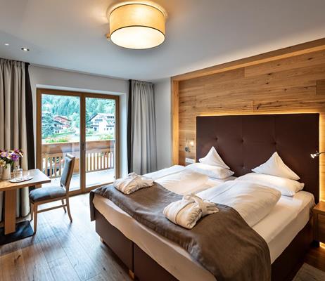 Schlafzimmer mit Doppelbett und Balkon - Suite Wiesen