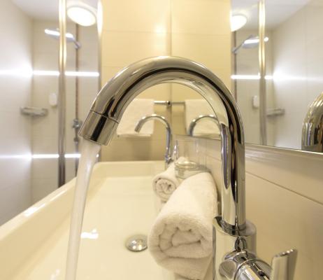 Badezimmer mit Dusche und Doppelwaschbecken - Suite Panorama