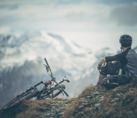 Ein Mountainbiker genießt die Aussicht