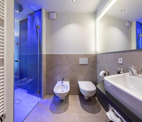Badezimmer mit Dusche, Waschbecken, WC und Bidet - Comfort Zimmer