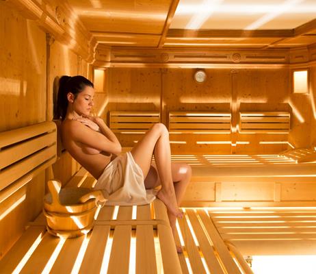 Una donna nella sauna finnlandese del nostro hotel con spa presso Vipiteno