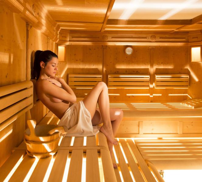 Una donna nella sauna finnlandese del nostro hotel con spa presso Vipiteno