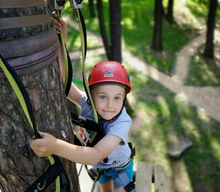 Ein Kind im Skytrek Adventure Park